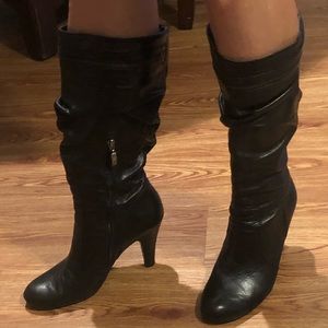 Black leather Guess boots